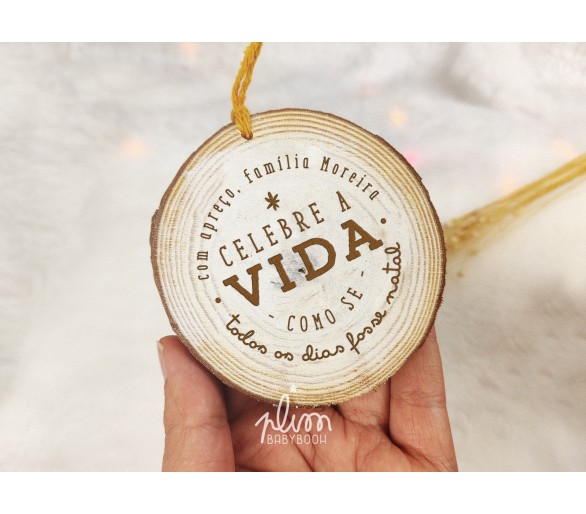 Pendente rodela de madeira com gravação personalizada - Celebre a vida