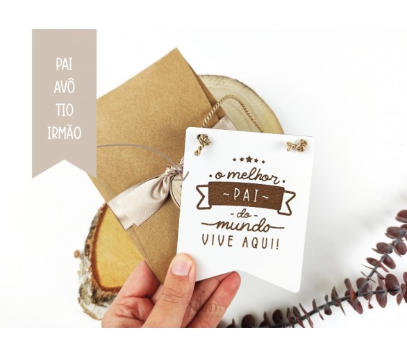 mini placa O MELHOR PAI // AVÔ // IRMÃO // TIO + embalagem com etiqueta de madeira