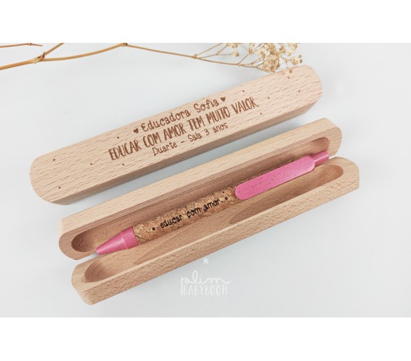 caixa de madeira com caneta de cortiça
