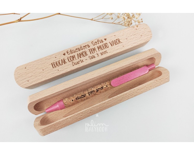 caixa de madeira com caneta de cortiça