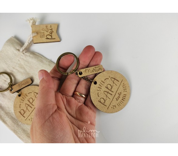 Porta-chaves Super PAPÁ personalizado com data e nome + saco com etiqueta de madeira