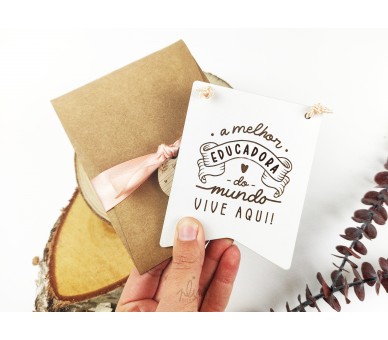mini placa A MELHOR MADRINHA+ embalagem com etiqueta de madeira