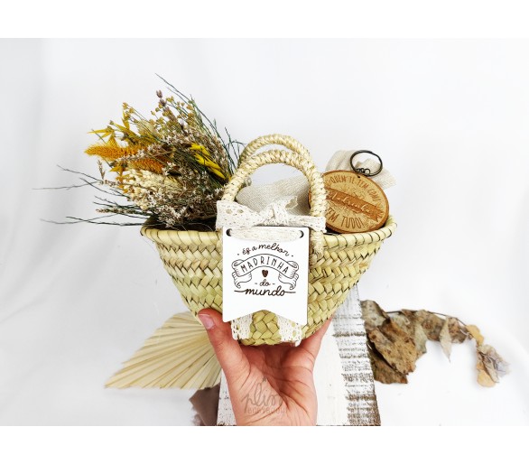 Cesto em palha com plaquinha "és a melhor Madrinha do mundo" + porta-chaves + ramo de flores preservadas